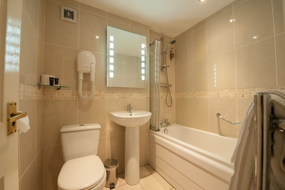 Combined shower/tub, free toiletries, hair dryer, towels