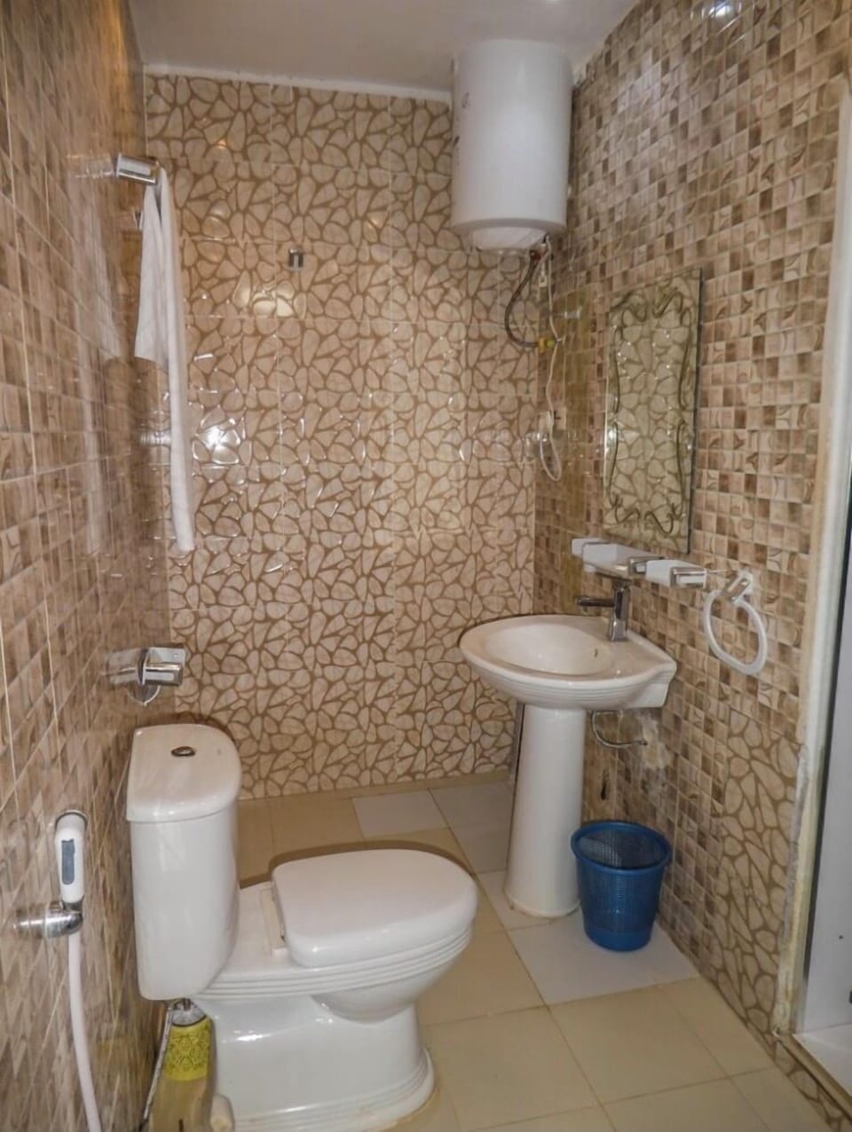 Comfort Double Room | Bathroom | Bidet, towels, shampoo, toilet paper