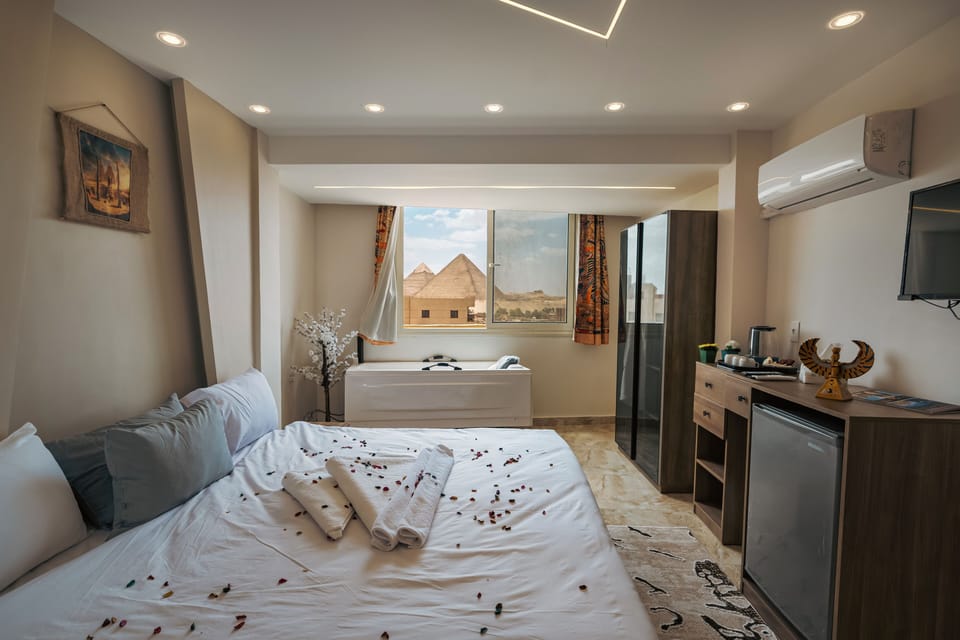 Deluxe Suite with Jacuzzi - Panoramic Pyramids View | Egyptian cotton sheets, premium bedding, down comforters, minibar