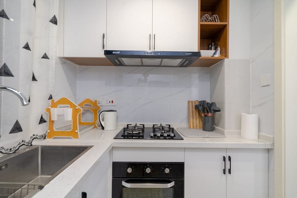 Apartment, 1 King Bed, Kitchen, Pool View | Private kitchen