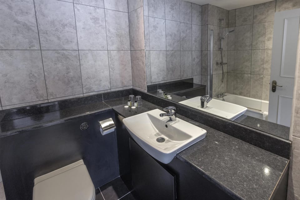Combined shower/tub, designer toiletries, hair dryer, towels
