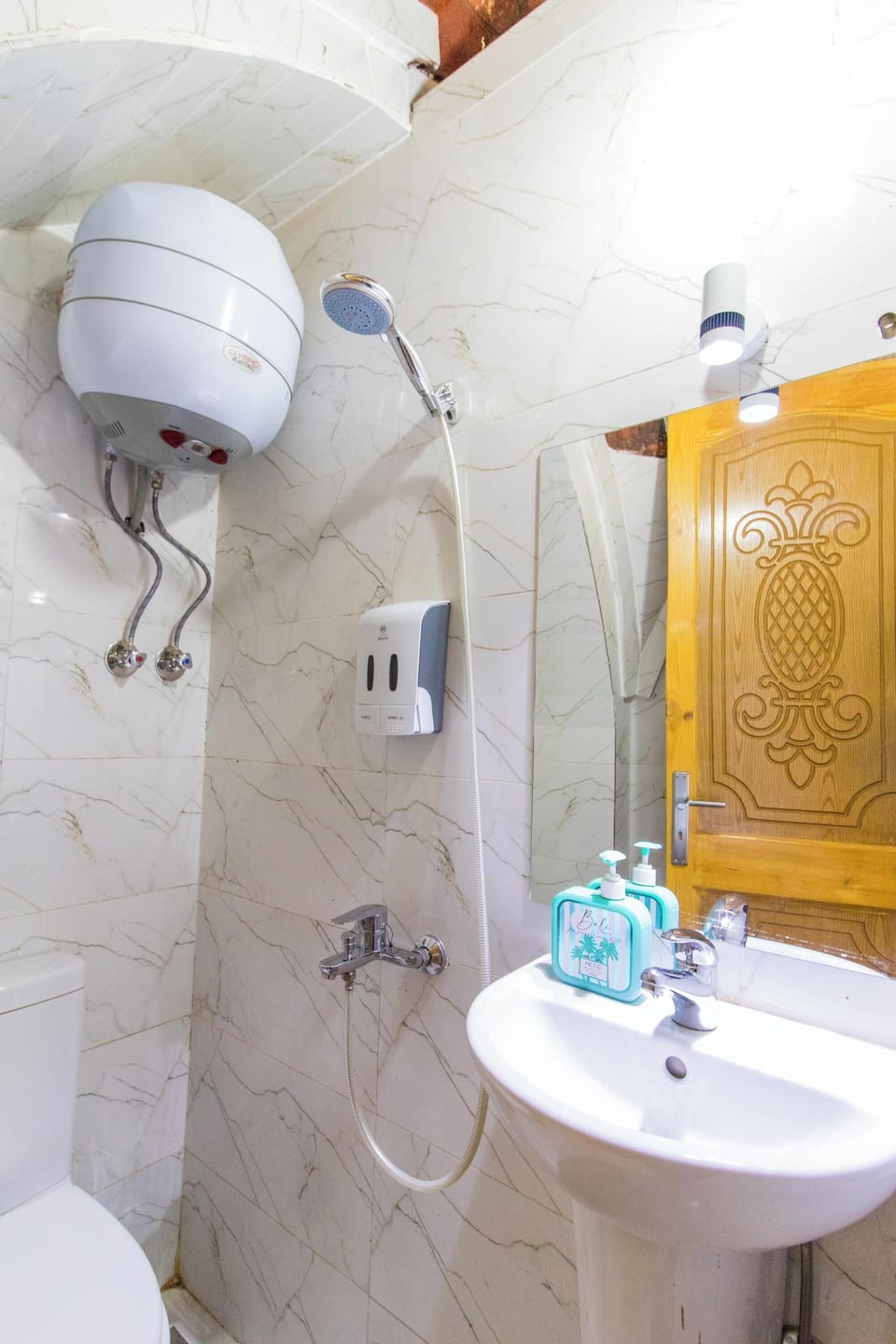 Panoramic Room | Bathroom | Towels, soap, shampoo, toilet paper