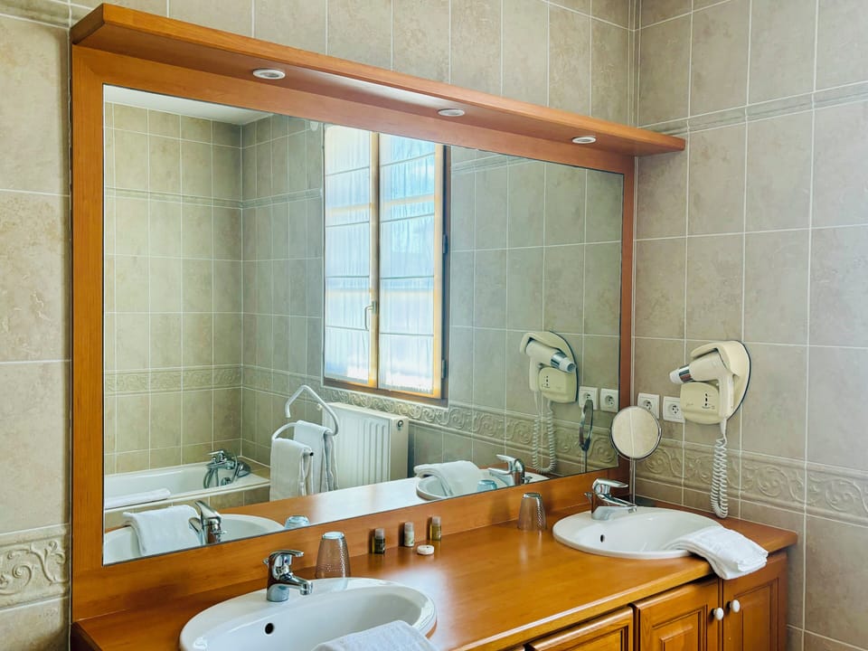Suite, Balcony, Garden View | Bathroom | Free toiletries, hair dryer, towels, soap
