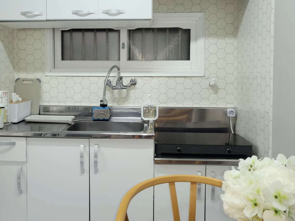 Fridge, microwave, stovetop, cookware/dishes/utensils