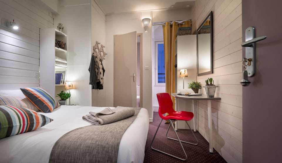 Desk, soundproofing, free WiFi, bed sheets