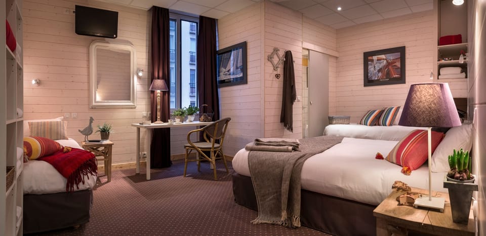 Family Room | Desk, soundproofing, free WiFi, bed sheets