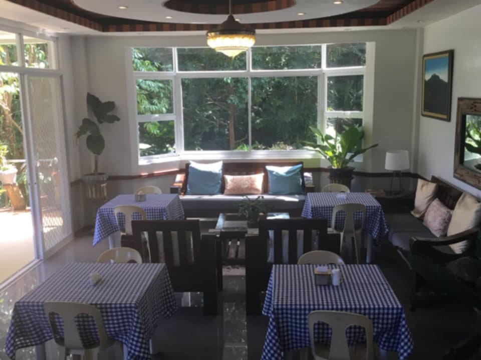 Room, 1 Bedroom, Balcony, Garden View | Dining room