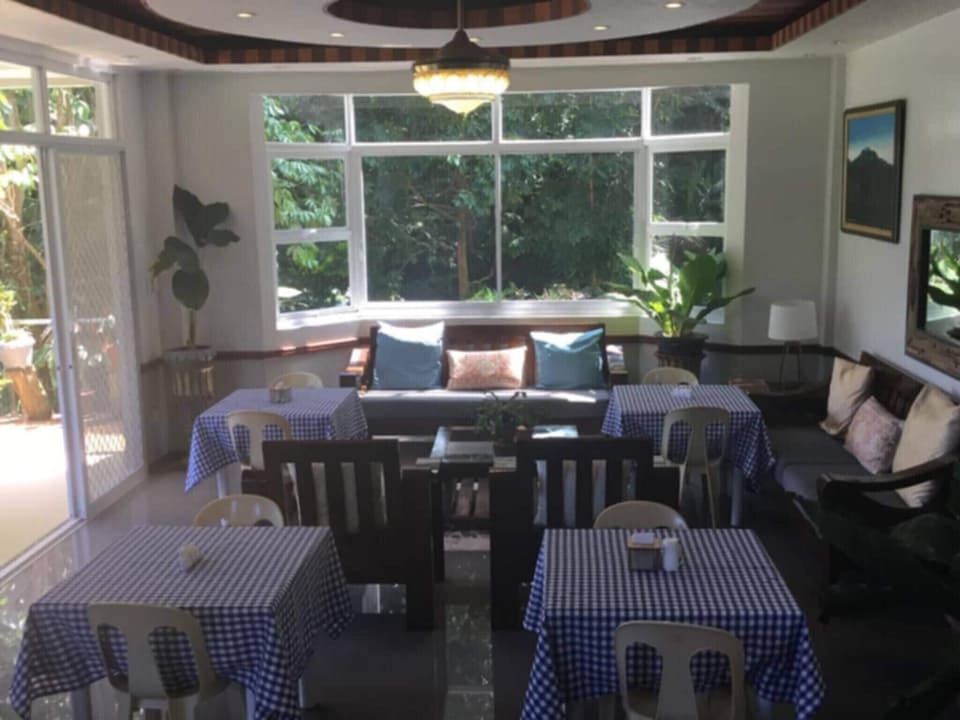 Room, 1 Bedroom, Garden View | Dining room