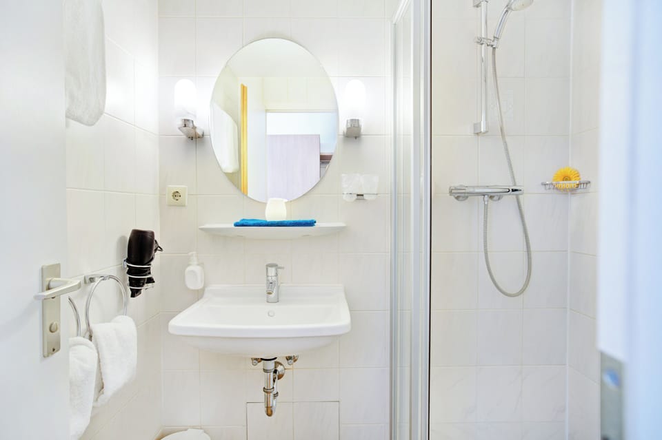 Double Room, 1 King Bed | Bathroom | Hair dryer, towels