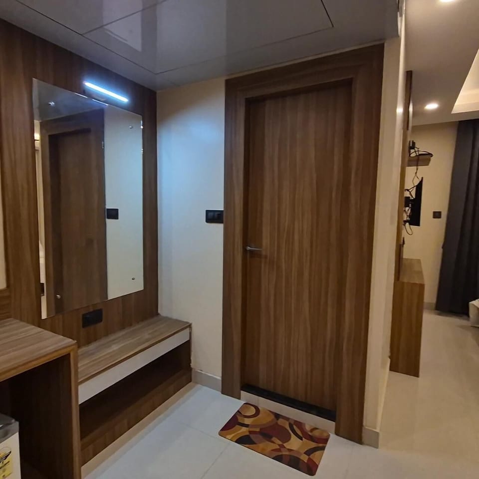 Deluxe Double Room, Balcony, City View | Living area