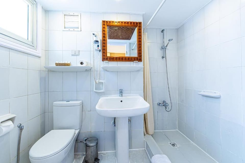 Superior Room | Bathroom | Free toiletries, hair dryer, slippers, bidet