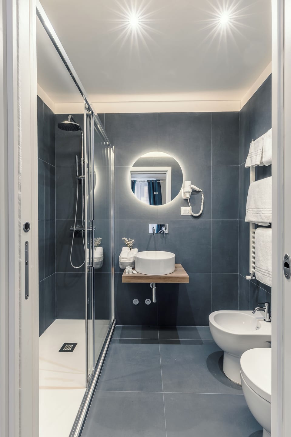 Superior Double Room | Bathroom | Shower, free toiletries, hair dryer, slippers