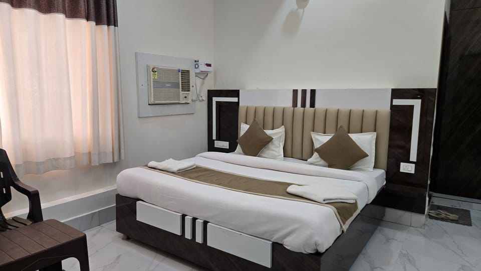Deluxe Apartment, Mobility Accessible, Non Smoking | In-room safe, laptop workspace, soundproofing, iron/ironing board