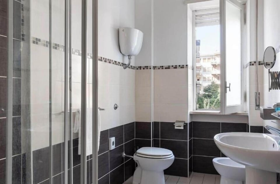Standard Triple Room | Bathroom