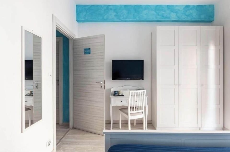Deluxe Double Room, Balcony | Blackout drapes, soundproofing, iron/ironing board (on request)