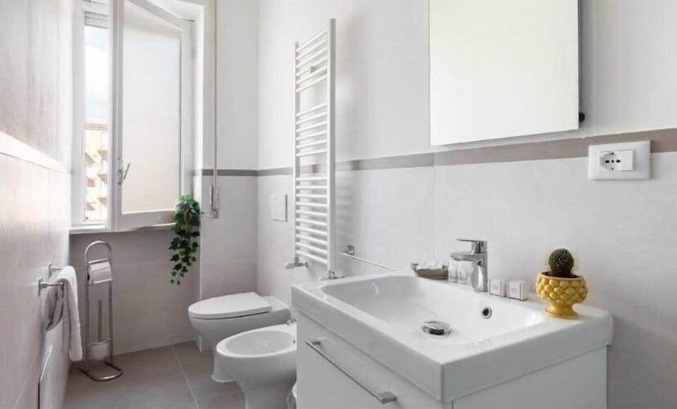 Deluxe Double Room, Balcony | Bathroom