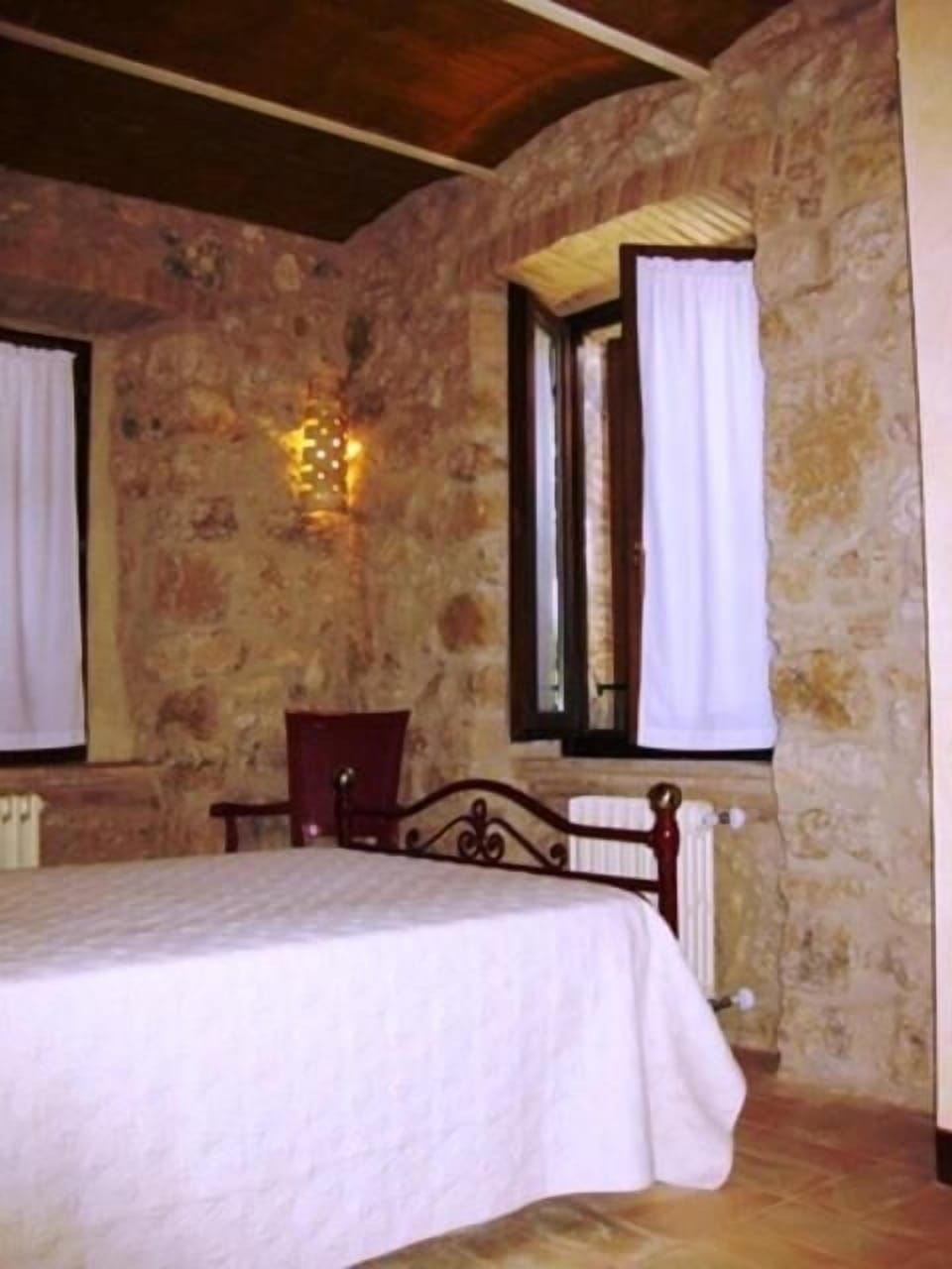 Desk, cribs (free), rollaway beds (surcharge)