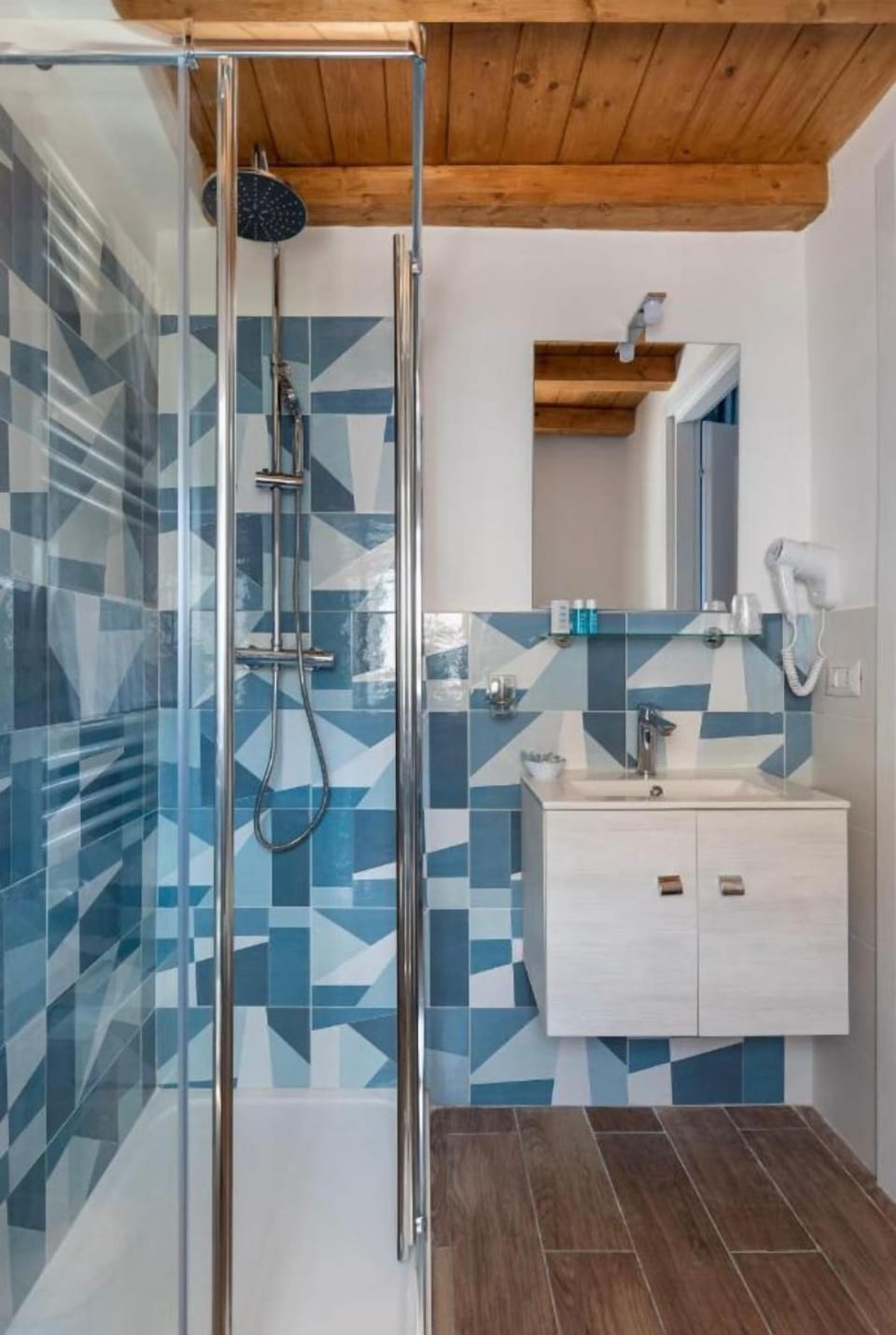 Classic Triple Room, Balcony, City View | Bathroom