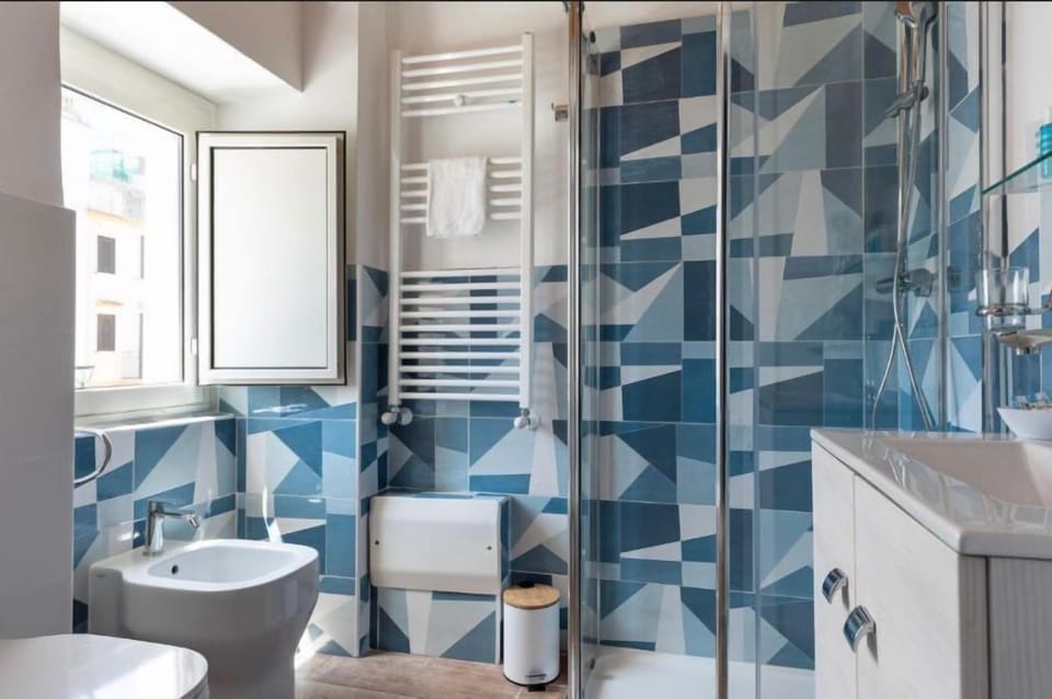 Classic Triple Room, Balcony, City View | Bathroom