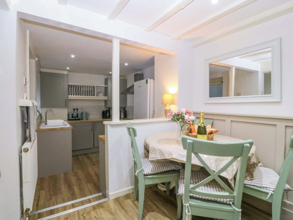 Cottage | Dining