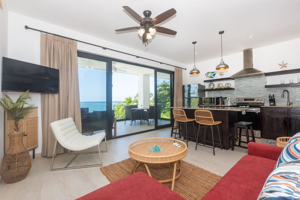 Condo, 5 Bedrooms | Living area
