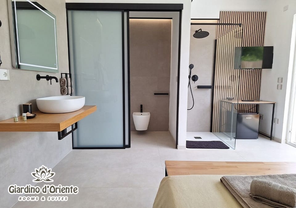 Superior Room, Patio, Garden View | Bathroom | Free toiletries, hair dryer, bidet, towels