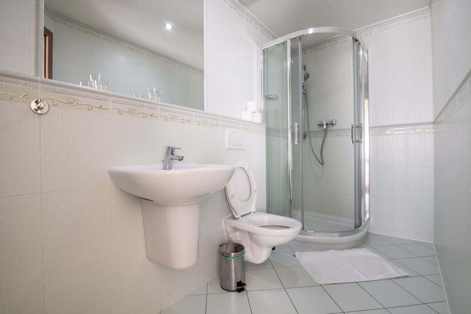 Standard Double or Twin Room | Bathroom | Shower, towels