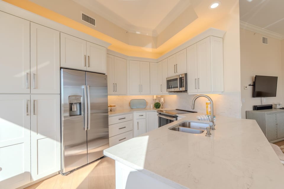 Condo, Multiple Beds (Palm Harbor #704) | Private kitchen | Oven, toaster