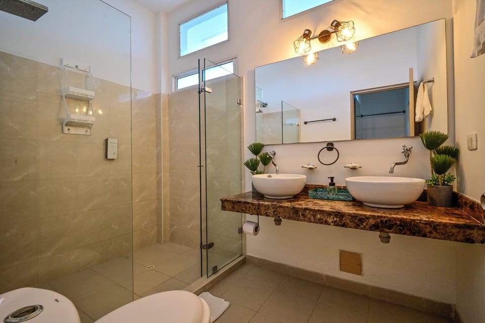 Superior Room, 1 King Bed | Bathroom | Shower, towels, soap, shampoo