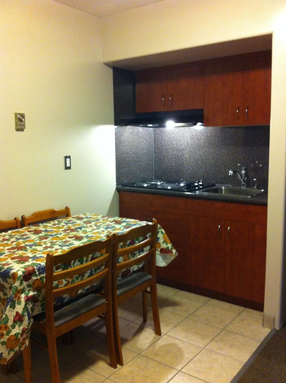 Coffee/tea maker, fridge