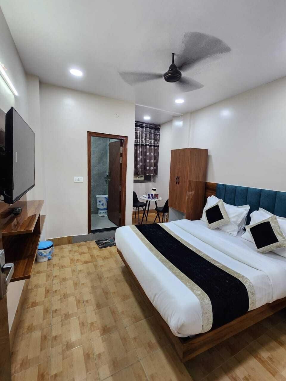 Luxury Triple Room, City View | Desk, laptop workspace