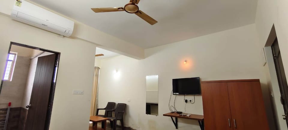Deluxe Double Room, Hill View | Desk, laptop workspace, free WiFi