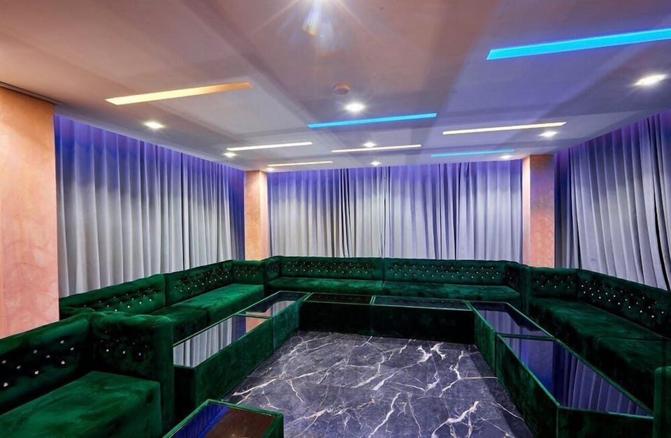 20 bars/lounges