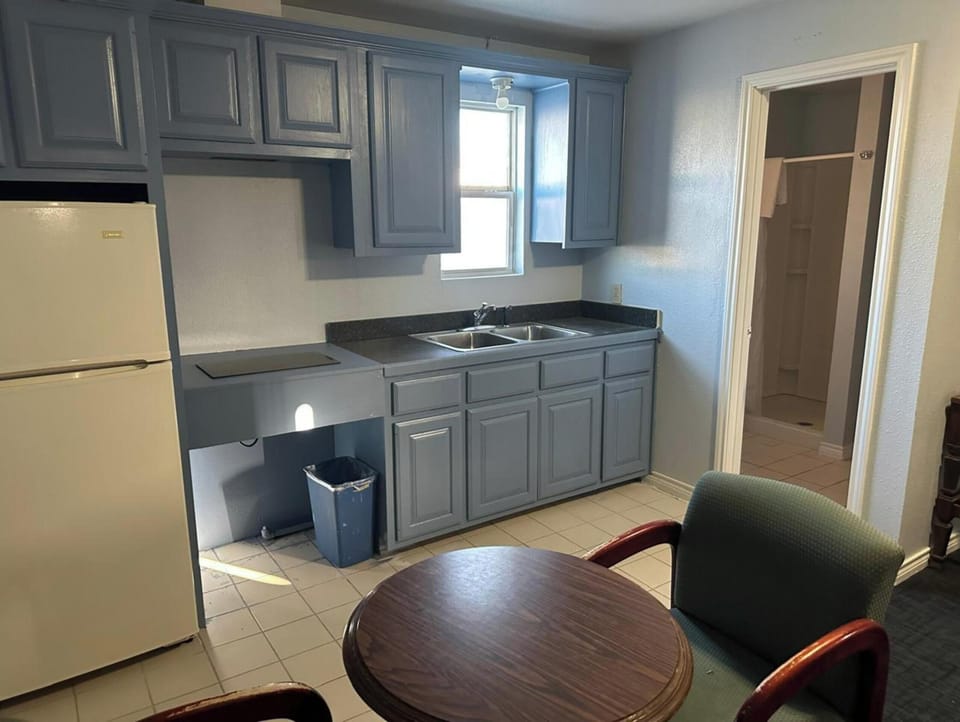 Room, 1 Queen Bed, Non Smoking, Kitchenette | Private kitchenette | Coffee/tea maker, mini-fridge, microwave