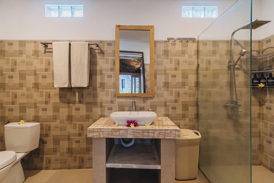 Room, 1 Queen Bed, Balcony | Bathroom | Shower, free toiletries, bathrobes, bidet