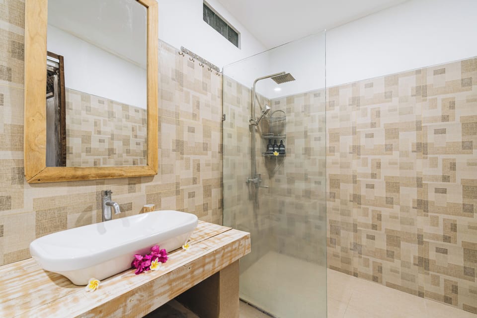 Room, 1 Queen Bed, Balcony | Bathroom | Shower, free toiletries, bathrobes, bidet