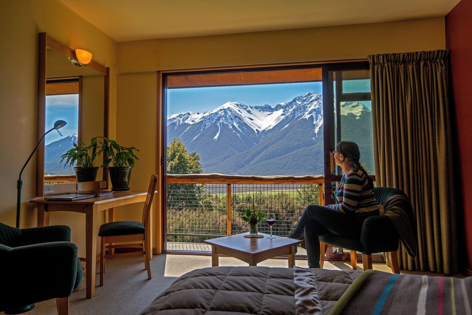 Mountain View (Located within Main Lodge) | Premium bedding, desk, WiFi (free), bed sheets