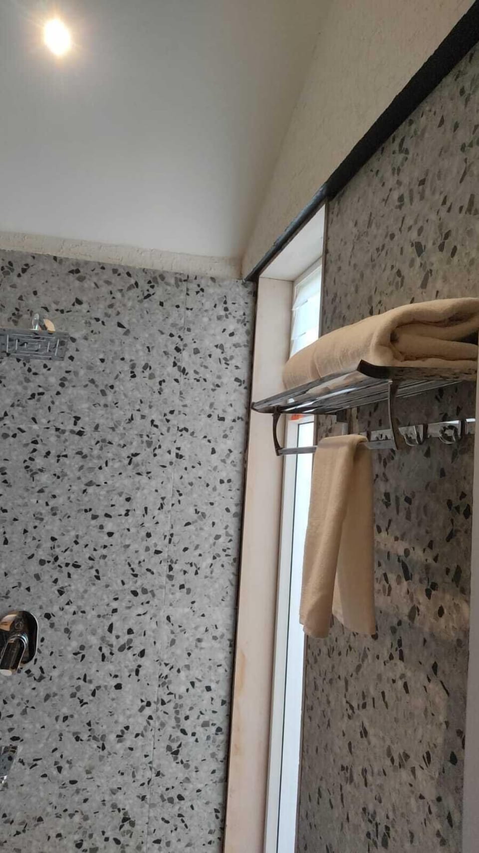 Classic Room | Bathroom | Shower, hair dryer, slippers, towels