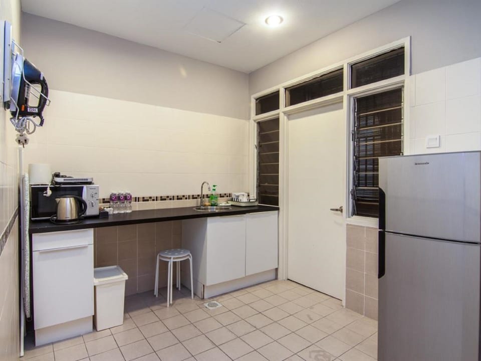 3-Bedroom Apartment Suite (2 Bathrooms) | Private kitchenette | Electric kettle