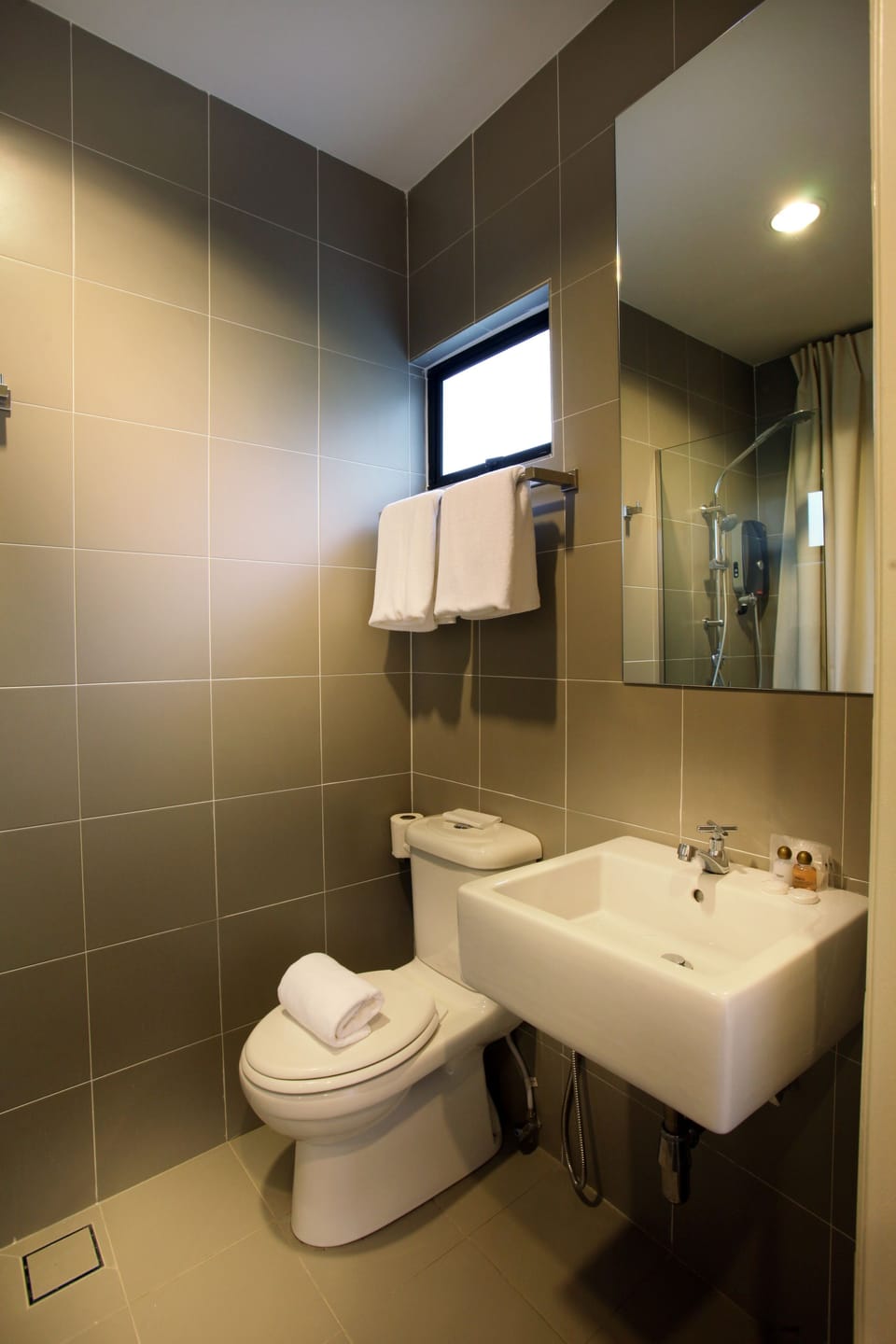 Shower, rainfall showerhead, free toiletries, bidet