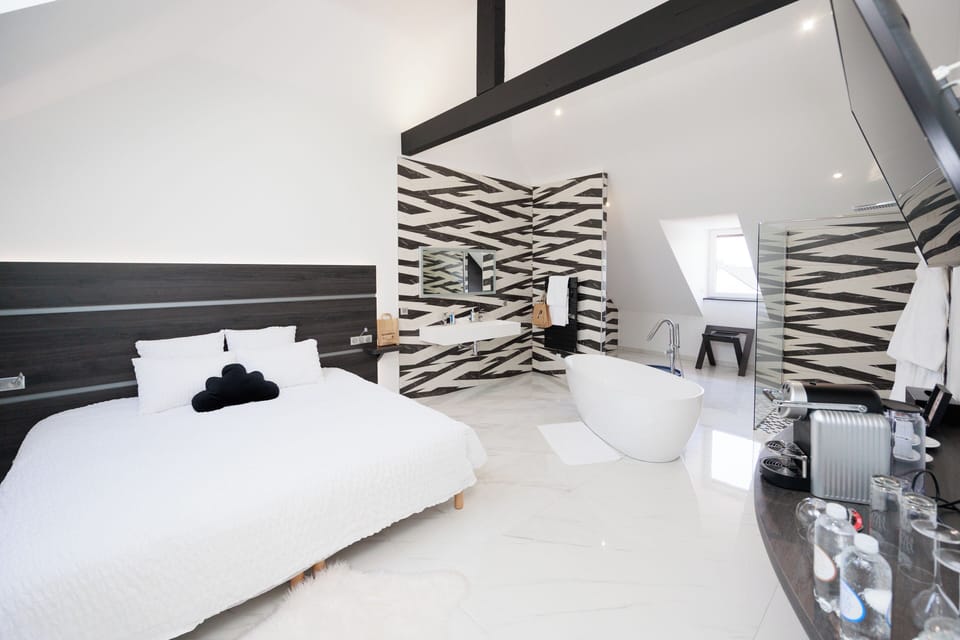 Luxury Double Room, 1 King Bed, Pets Allowed | Premium bedding, minibar, in-room safe, blackout drapes