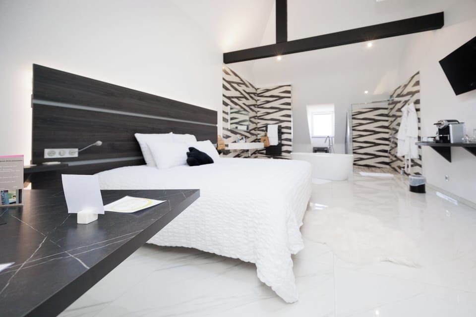 Luxury Double Room, 1 King Bed, Pets Allowed | Premium bedding, minibar, in-room safe, blackout drapes