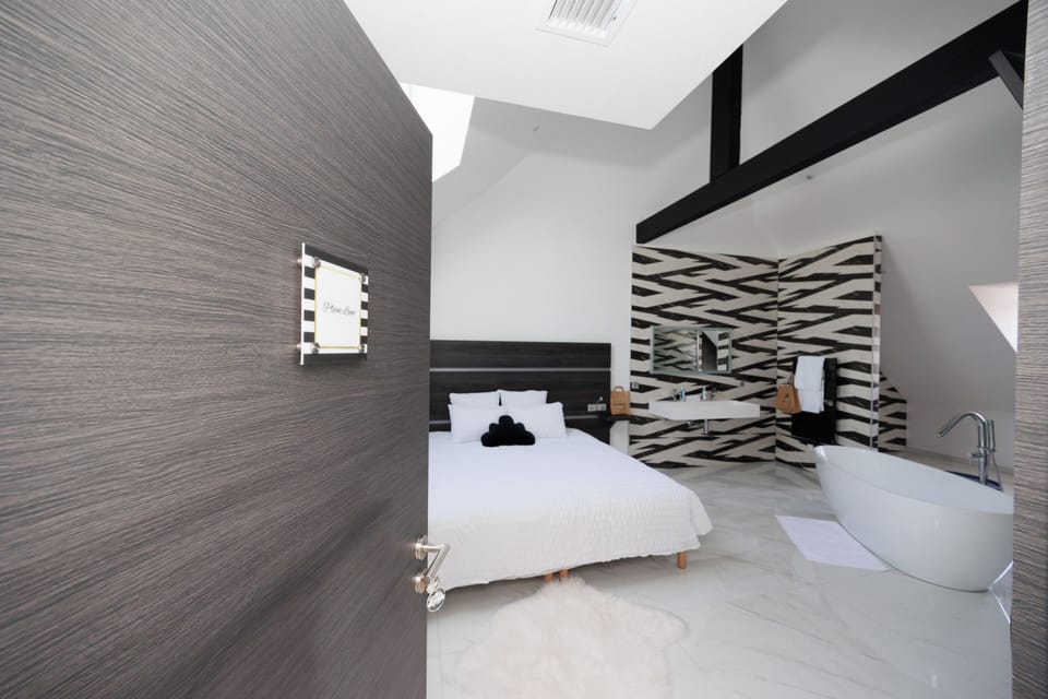 Luxury Double Room, 1 King Bed, Pets Allowed | Premium bedding, minibar, in-room safe, blackout drapes