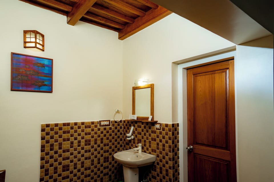 Superior Room | Bathroom | Shower, free toiletries, soap, shampoo