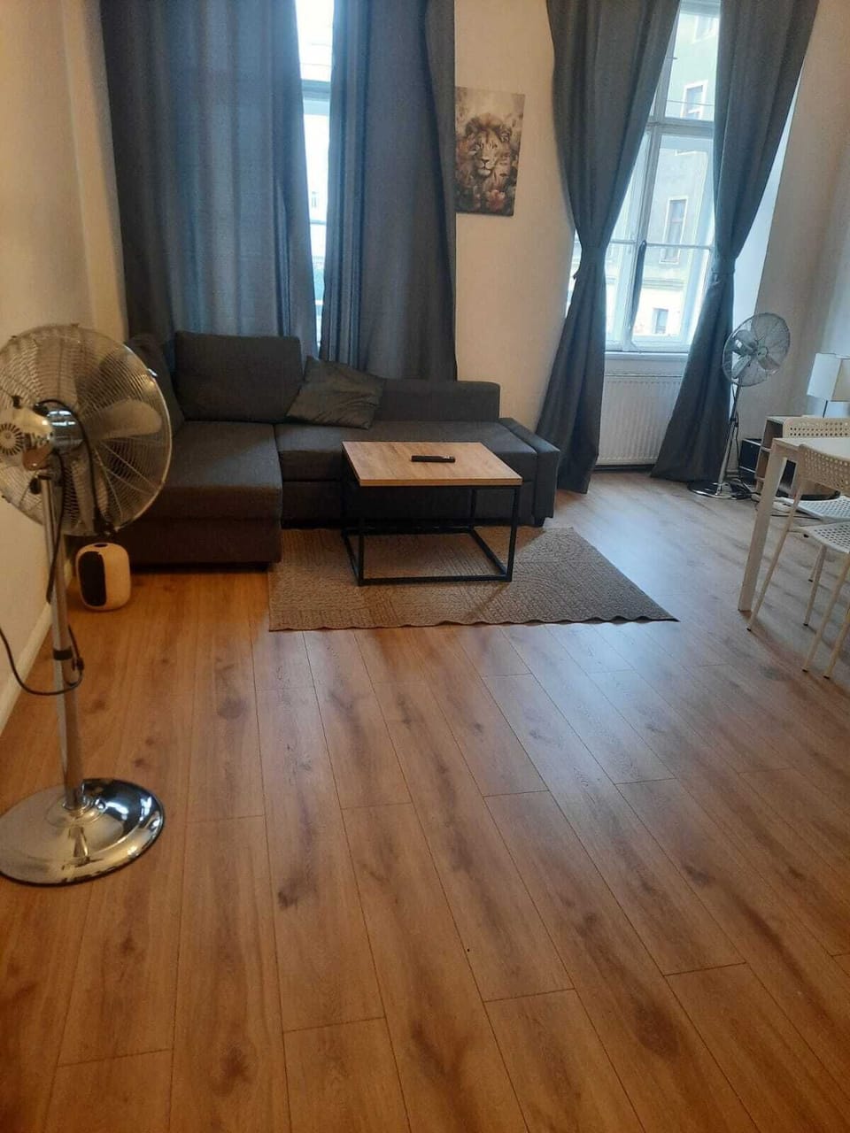 Basic Apartment | Living room