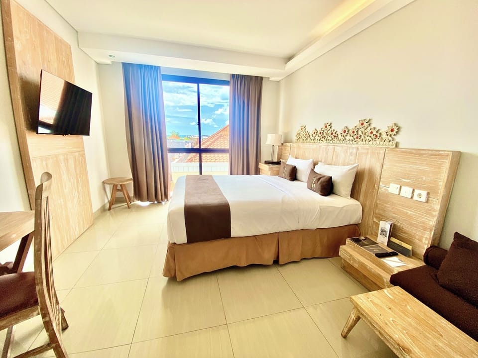 Executive Room | In-room safe, desk, laptop workspace, soundproofing