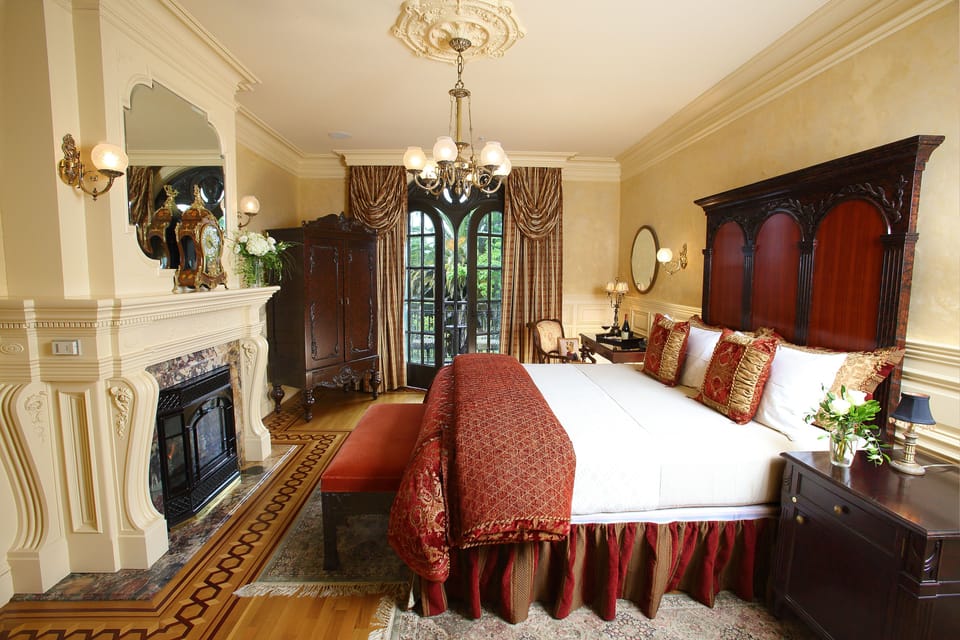 Luxury Suite, Balcony | Premium bedding, desk, iron/ironing board, WiFi (free)