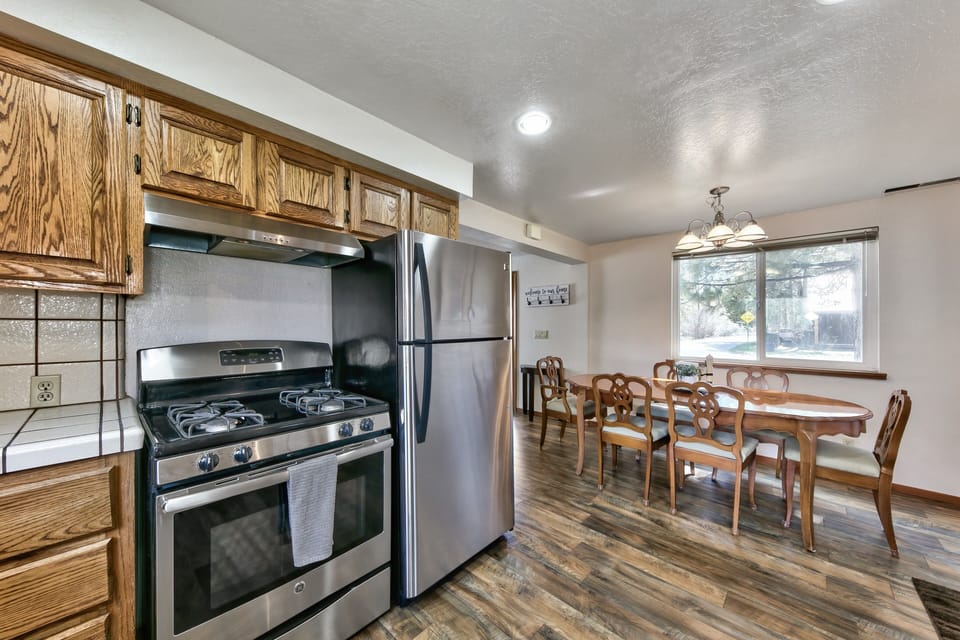 House, 4 Bedrooms | Private kitchen | Fridge, oven, coffee/tea maker