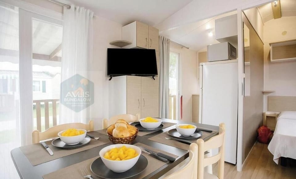 Bungalow, 2 Bedrooms, Balcony, Garden View | Dining room
