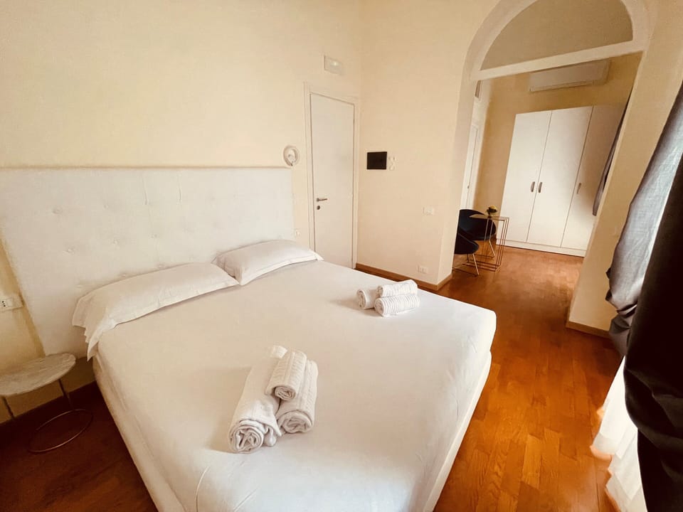 Standard Room | Minibar, in-room safe, desk, blackout drapes